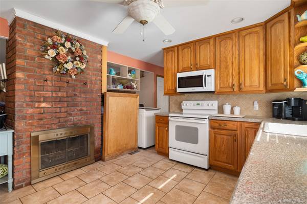 141 Horn LN, Levittown, NY 11756