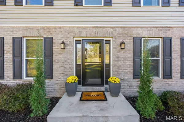 5947 Summerhedge PL, St Louis, MO 63128