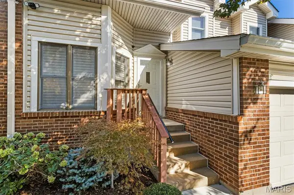 1024 N Spoede RD, Creve Coeur, MO 63146