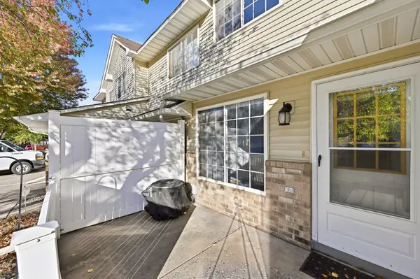 1737 Riverwood DR #72, Burnsville, MN 55337