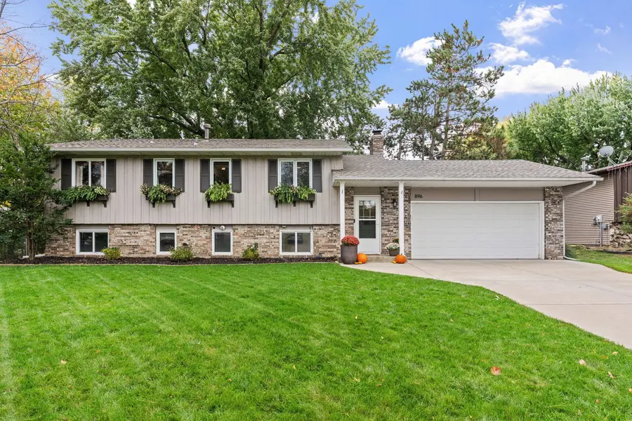 896 Sunrise CT, Stillwater, MN 55082