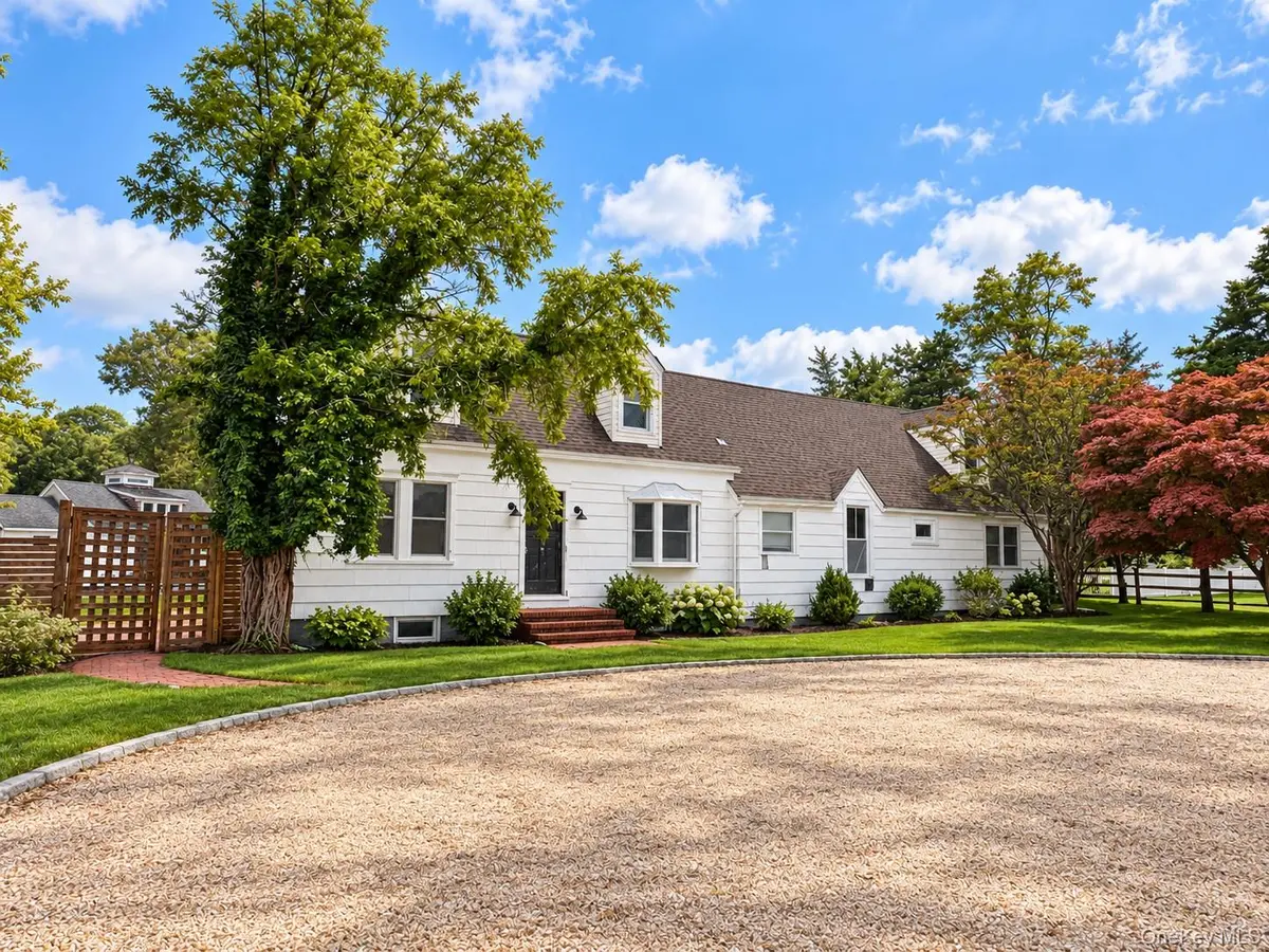 8 E Rampasture RD, Hampton Bays, NY 11946