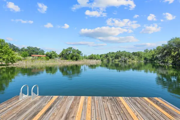 520 Holder LN, Dripping Springs, TX 78620