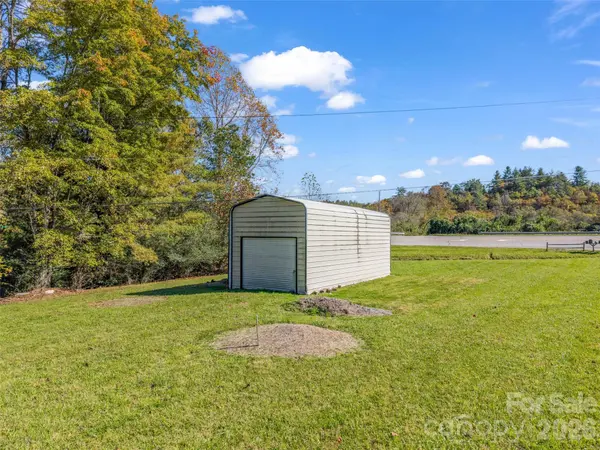 24 Snyder LN, Mills River, NC 28759