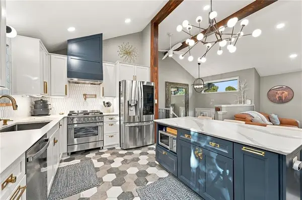 612 SE CUMBERLAND DR, Lee's Summit, MO 64063