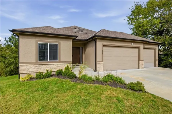 800 NW Hickory Ridge DR, Grain Valley, MO 64029