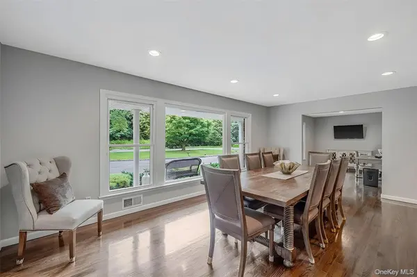 10 Williamsburg DR, Fort Salonga, NY 11768