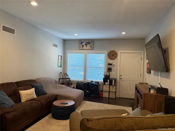 87-89 W Main ST, East Islip, NY 11730