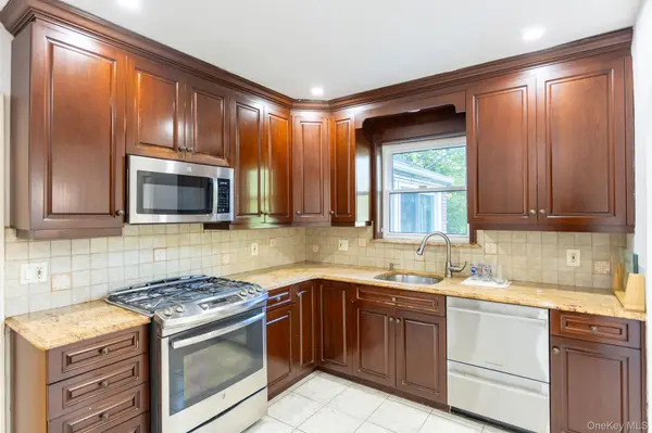 186-33 Henley RD, Jamaica Estates, NY 11432