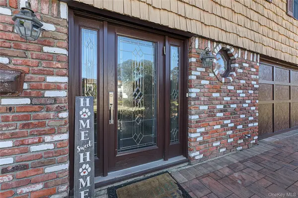 28 Chatham RD, Commack, NY 11725