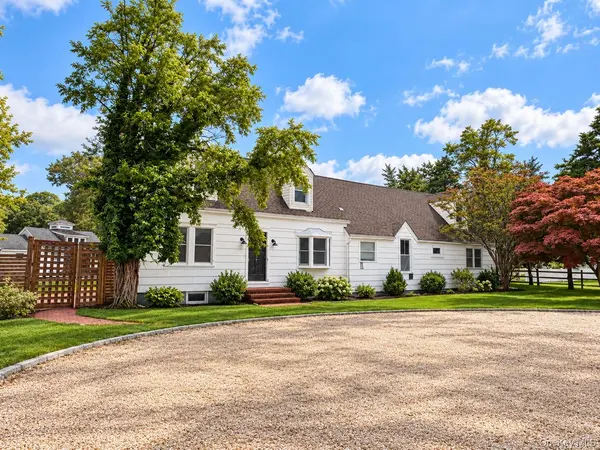 8 E Rampasture RD, Hampton Bays, NY 11946