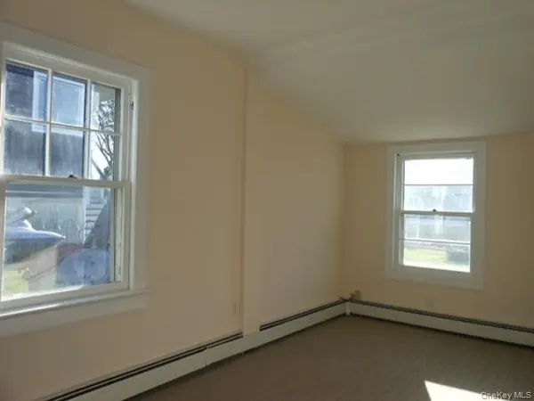 390 East DR, Copiague, NY 11726