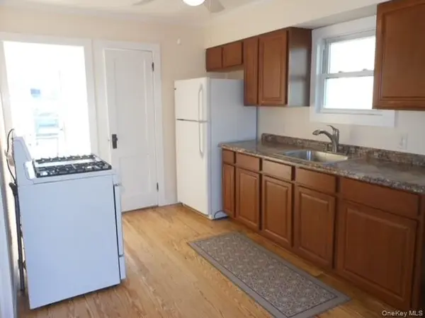 390 East DR, Copiague, NY 11726