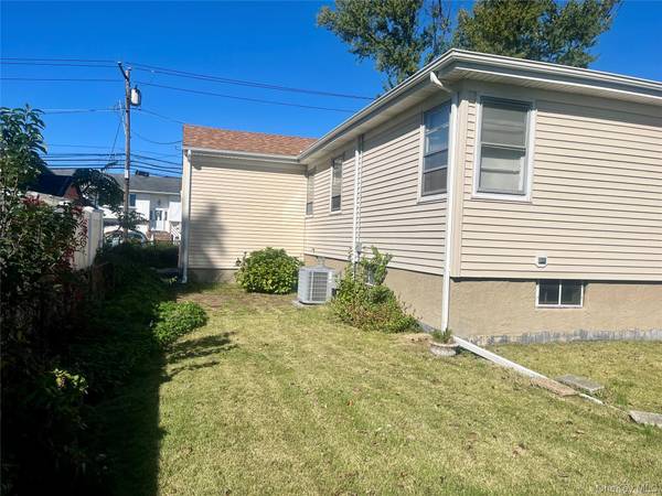 2449 S Seamans Neck RD, Seaford, NY 11783