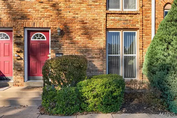 12865 Town And Four DR, Creve Coeur, MO 63141