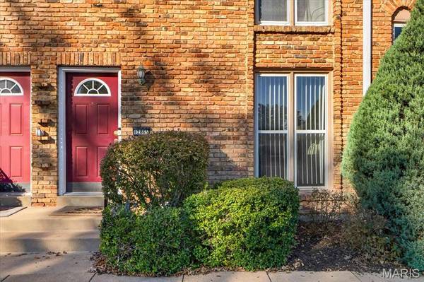 12865 Town And Four DR, Creve Coeur, MO 63141