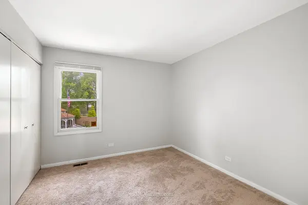2460 N Crescent LN, Aurora, IL 60504
