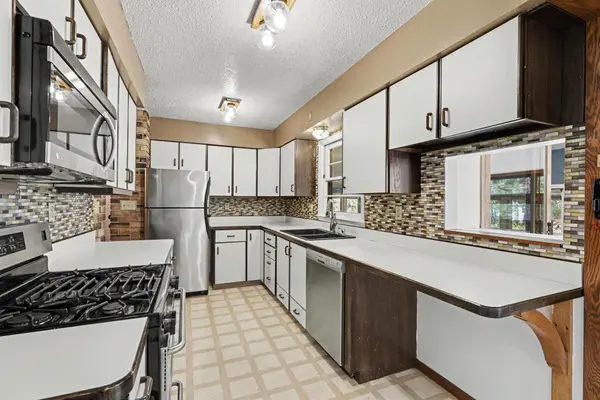 2050 Farrington ST, Roseville, MN 55113