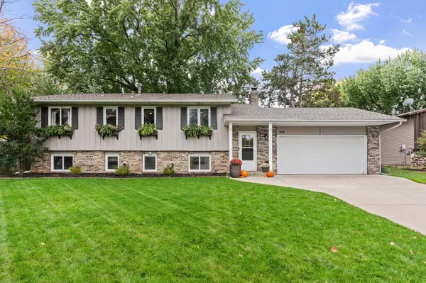 896 Sunrise CT, Stillwater, MN 55082