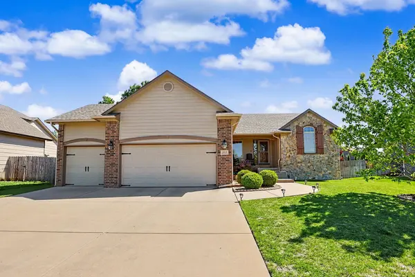 2113 N Walnut Creek Dr,  Derby,  KS 67037