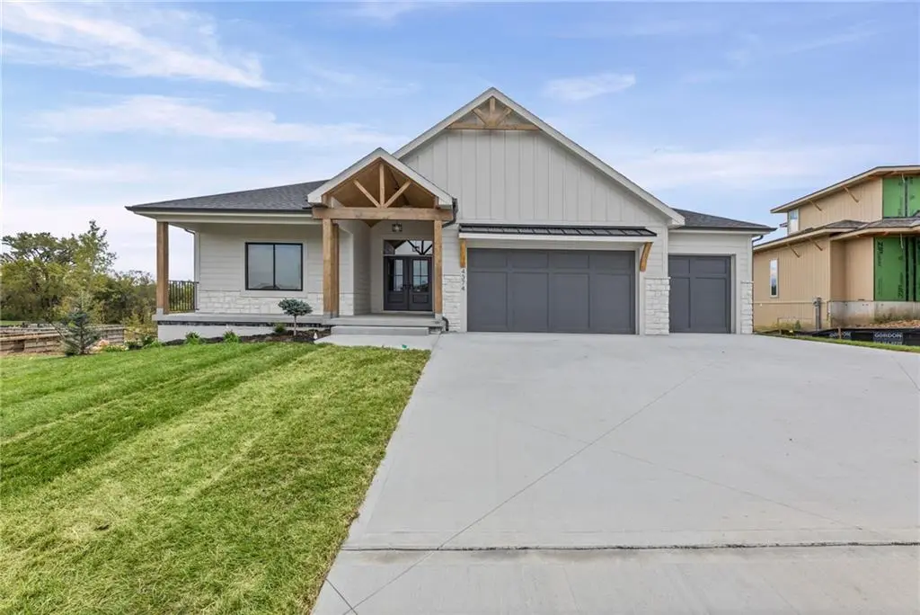 4374 Tee Box DR, Basehor, KS 66007