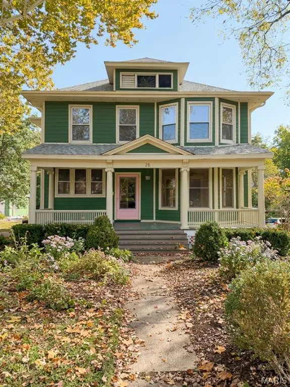 28 S Maple AVE, Webster Groves, MO 63119