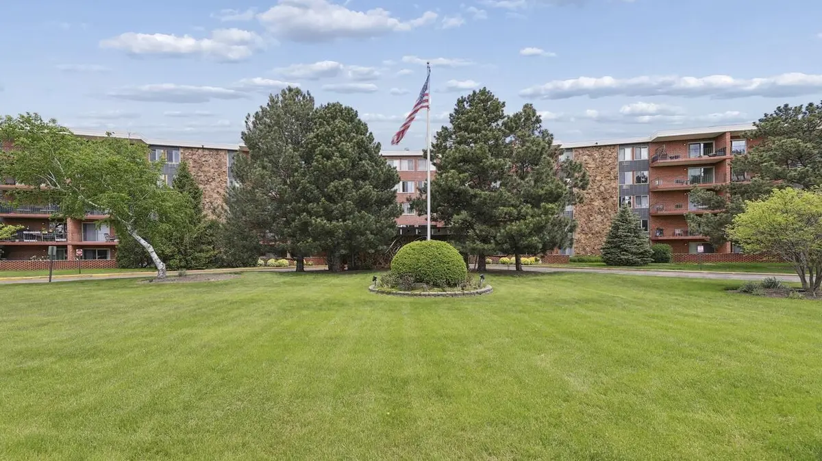 18 E Old Willow RD #213N, Prospect Heights, IL 60070