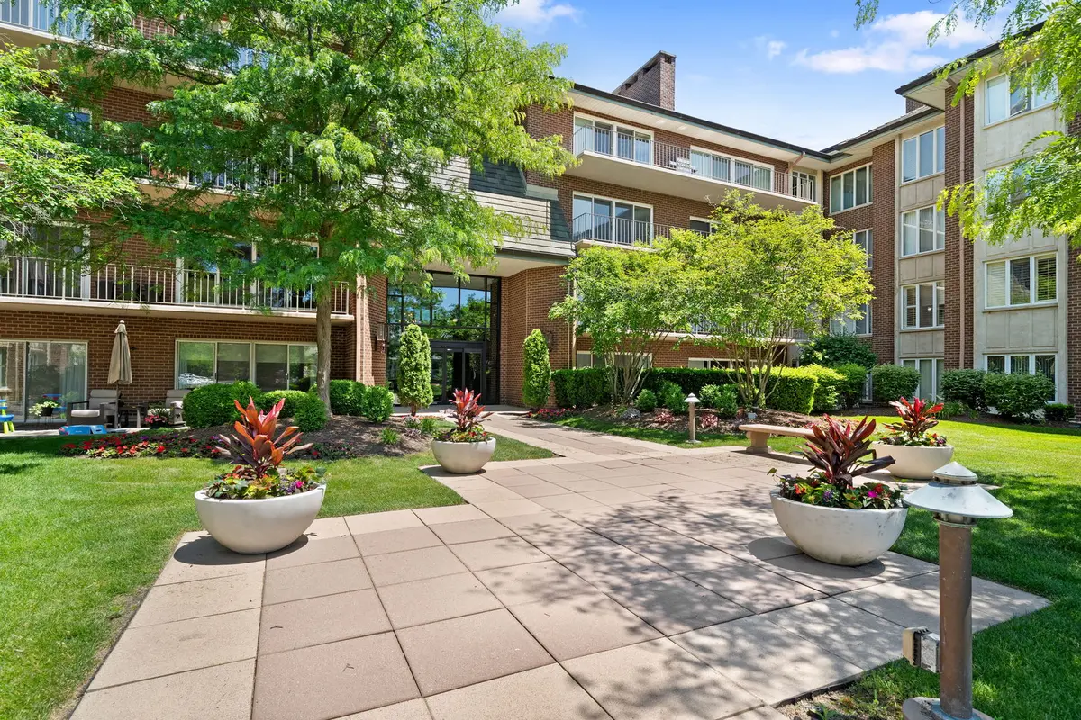 5 Oak Brook Club DR #P2S, Oak Brook, IL 60523