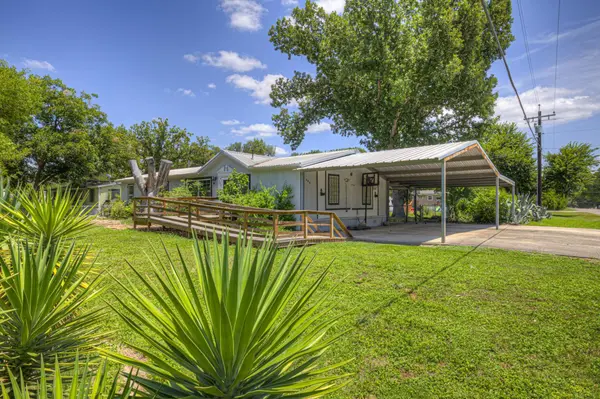 305 Elm DR, Mcqueeney, TX 78123