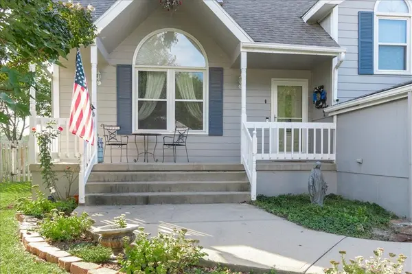 1628 NE AUBURN DR, Lee's Summit, MO 64086