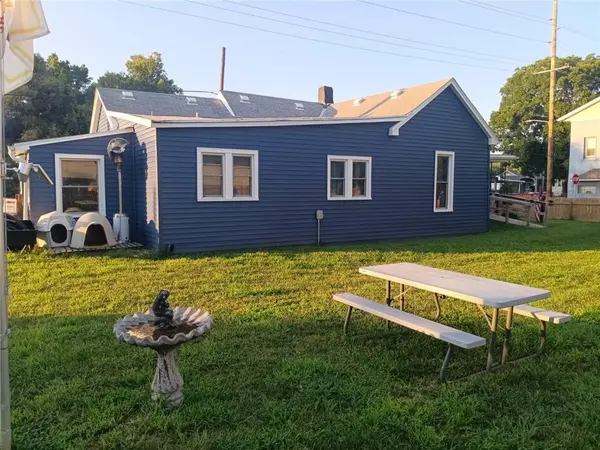 802 W Valley ST, St Joseph, MO 64504