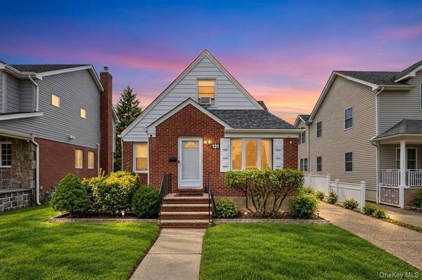 131 N 5th ST, New Hyde Park, NY 11040