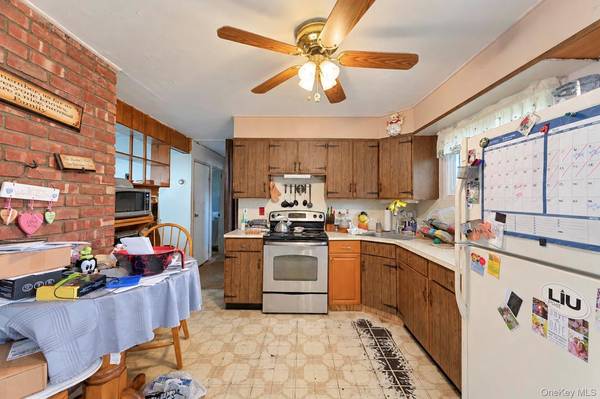 11 Petal LN, Hicksville, NY 11801