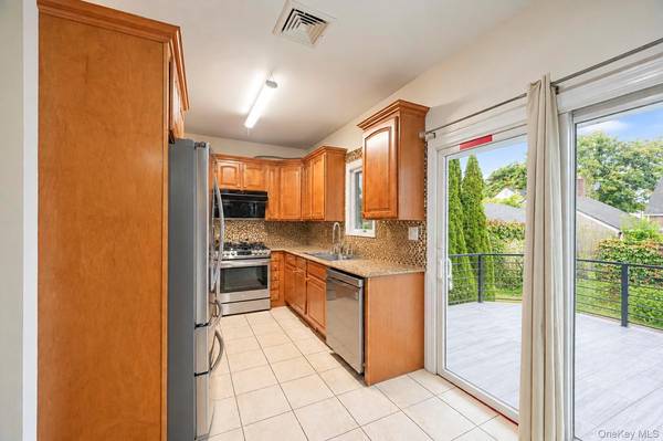 14 N 4th ST, New Hyde Park, NY 11040