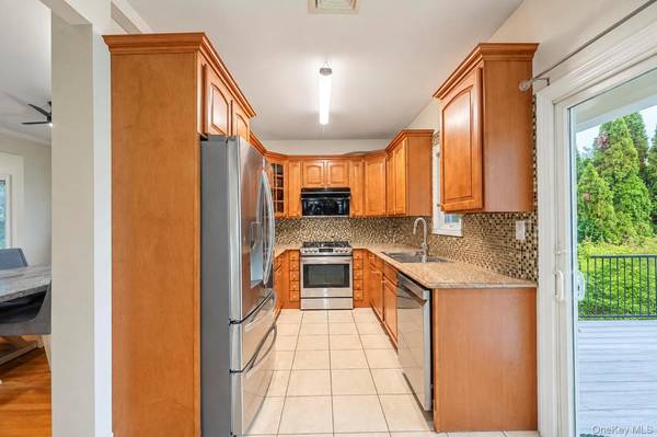 14 N 4th ST, New Hyde Park, NY 11040