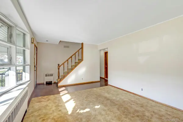 105 N Oak ST, Massapequa, NY 11758