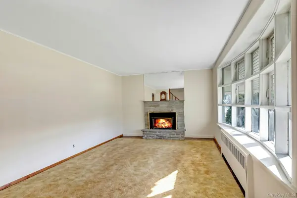 105 N Oak ST, Massapequa, NY 11758
