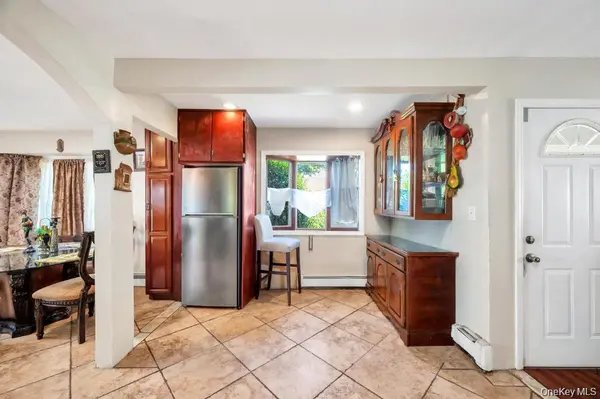 156 Shelter LN, Levittown, NY 11756