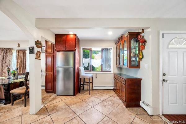 156 Shelter LN, Levittown, NY 11756