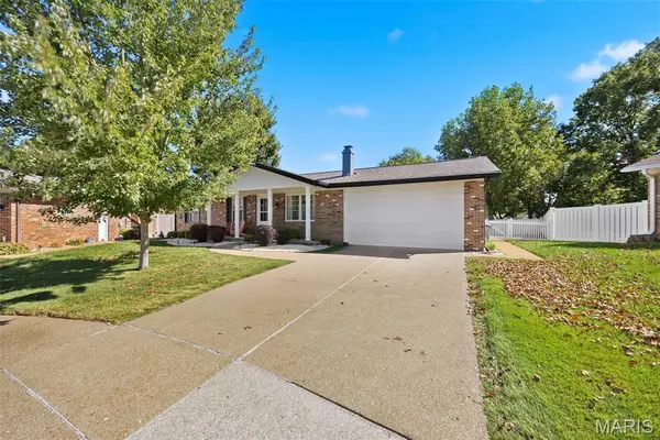 5858 Hunterbrook CT, Oakville, MO 63129
