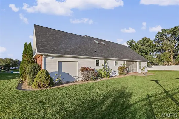 1205 Rosewood CT, Godfrey, IL 62035