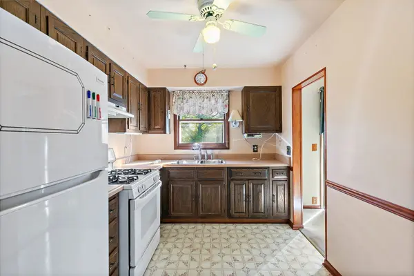 122 Indian TRL, Lake In The Hills, IL 60156