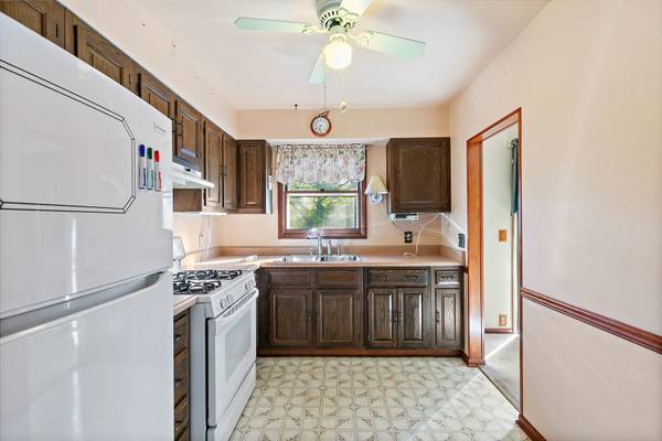 122 Indian TRL, Lake In The Hills, IL 60156