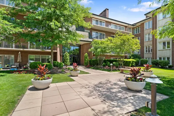 5 Oak Brook Club DR #P2S, Oak Brook, IL 60523