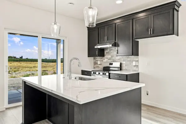 1416 Lena Ave, Benton City, WA 99320