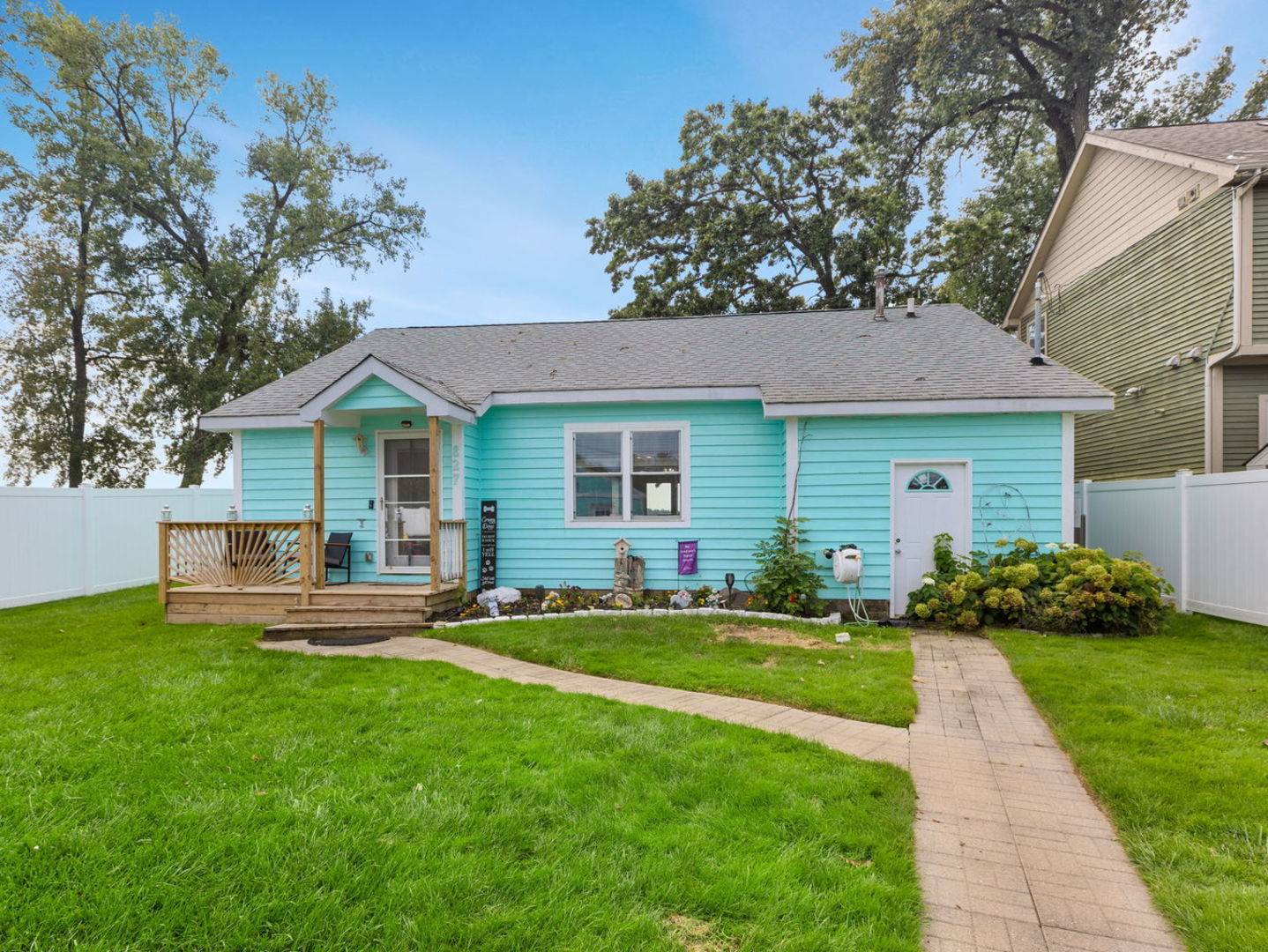 827 W Northeast Shore DR, Mchenry, IL 60051