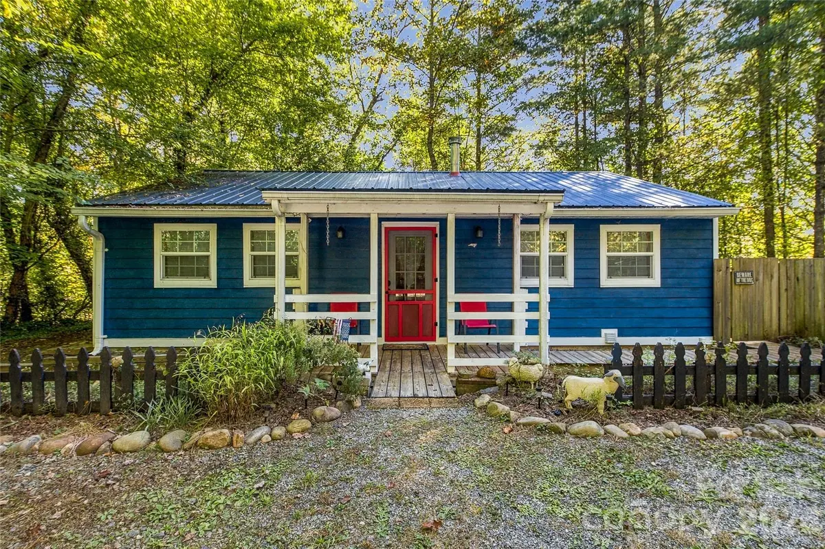 72 Lyman LN, Rosman, NC 28772