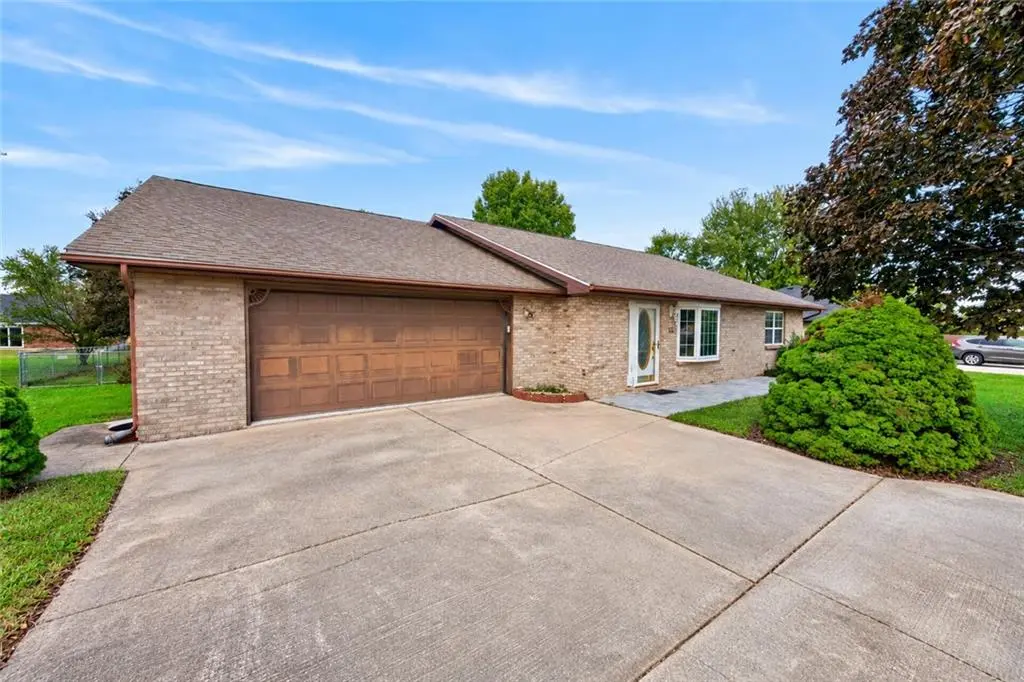 33 Bryant RD, Eldon, MO 65026