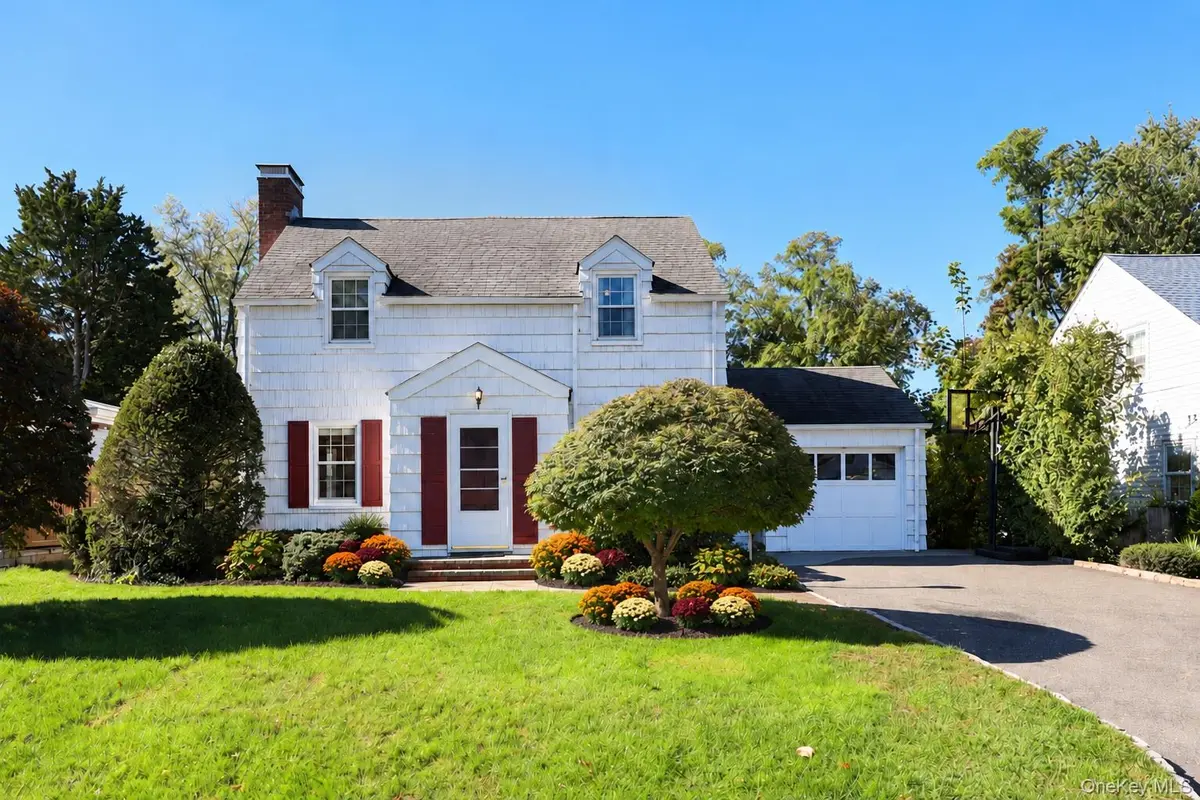 15 Ruth PL, Glen Head, NY 11545