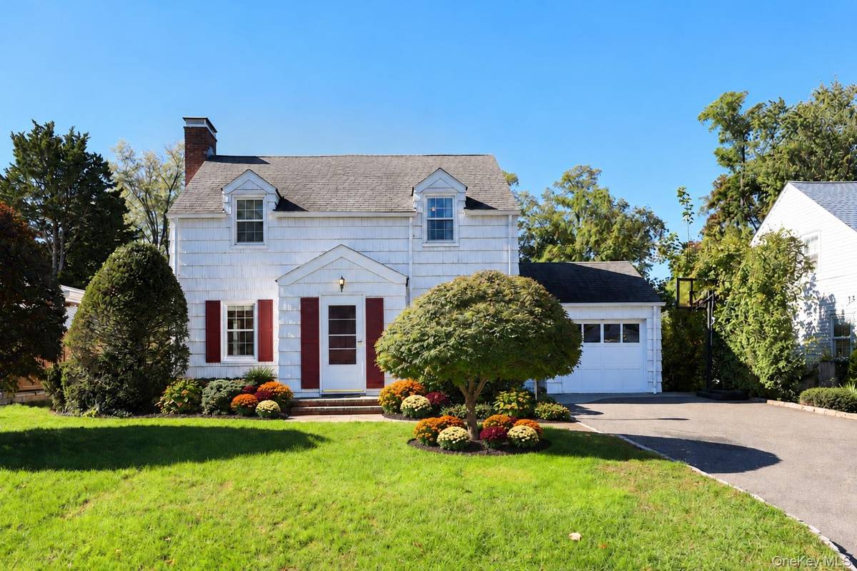 15 Ruth PL, Glen Head, NY 11545